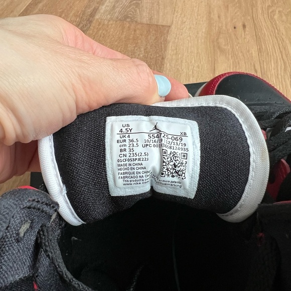 Air Jordan 1 Mid - Chicago Black Toe (GS) - Size US 4.5Y (Unisex) - Picture 6 of 14